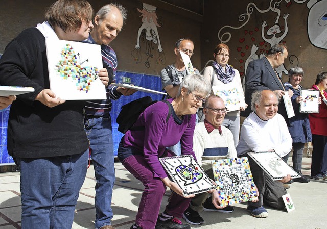 Am Ende stellten die Workshops ihre  E...vor; diese Gruppe gestaltete Mosaike.   | Foto: Mink
