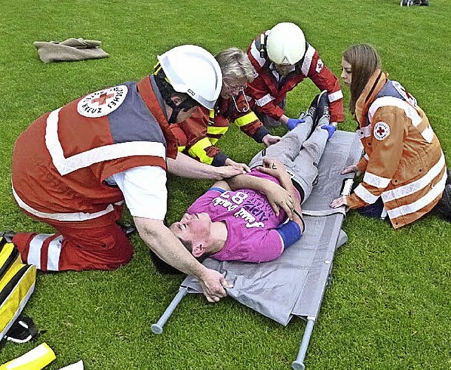 Ein schwer verletzter Patient wird fr...inks) besprechen das weitere Vorgehen.  | Foto: Sigrid schneider