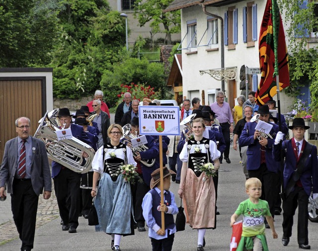 Die Gste aus dem schweizerischen Bannwil auf ihrem Marsch durch Wollbach.  | Foto: Reinhard Cremer