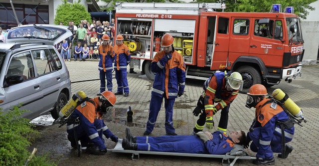 Einen Verletzten sicher zu retten und ...ehrmnner und -frauen lngst gelernt.   | Foto: Schopferer