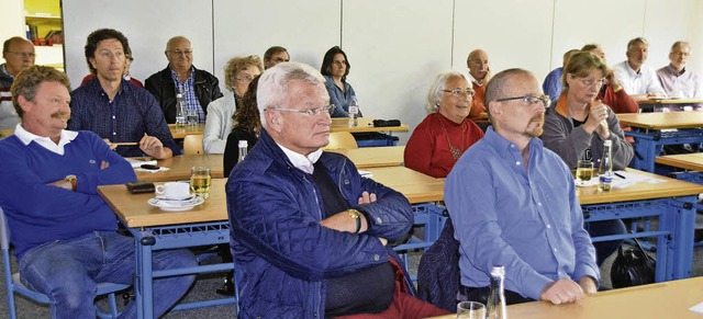 Das Klassenzimmer, in dem die Schluchs... Brgerinnen und Brgern gut besetzt.   | Foto: Evamarie Kurfess