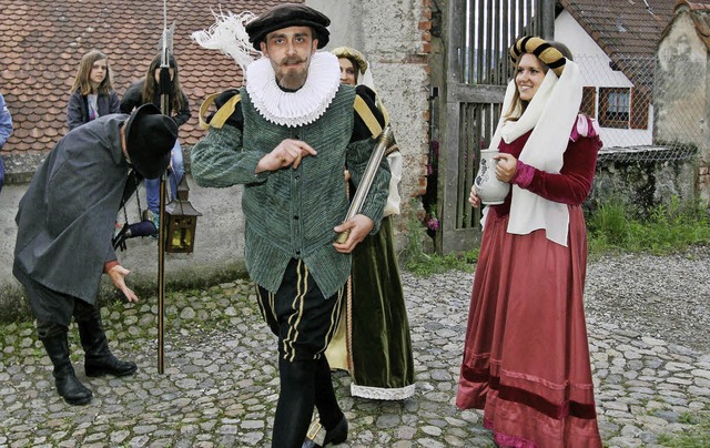 Schlossherr Lazarus von Schwendi alias...rm der Besucher vor seinem Schloss.    | Foto: Herbert Trogus