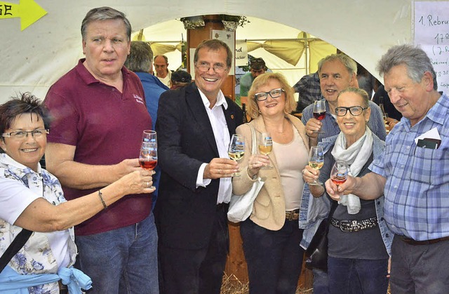 Lieen sich die Weine schmecken (von l...arin Reichert-Moser und Stefan Mehlin.  | Foto: Heinz u. Monika Vollmar