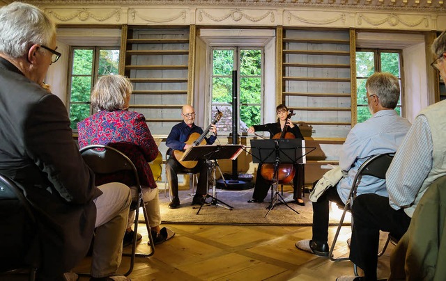 Anne Hilse-Heideker und Armin Krger spielen, das Publikum hrt in Puschen zu.   | Foto: Sandra Decoux-Kone