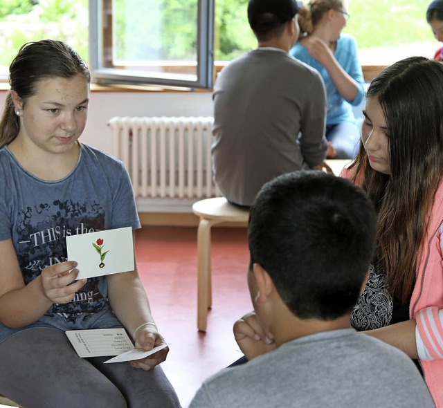 Mit den Bildkarten lernen die Kinder  ...aber auch auf Arabisch oder Serbisch.   | Foto: Katharina Bartsch