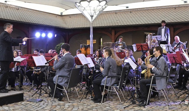 Das Hauptorchester des Musikvereins Ki...mmerkonzert im Innenhof der Talvogtei   | Foto: Lisa Blitz