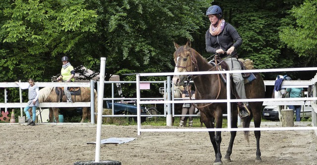 Reiterinnen und Reiter mussten  auf de...in Gatter ffnen und wieder schlieen.  | Foto: Claudia Bachmann-Goronzy