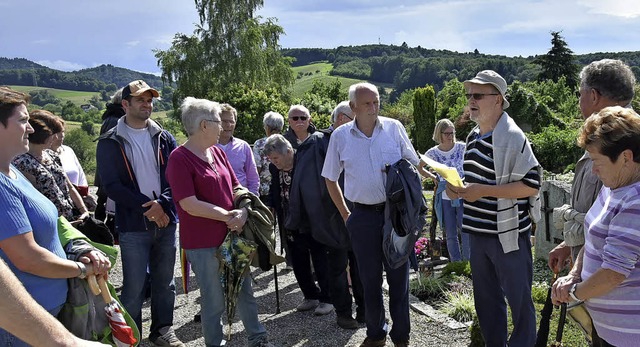 Ferdinand Elighofer fhrte am Sonntag ...euweiler zum alten und neuen Friedhof.  | Foto: Andrea Steinhart