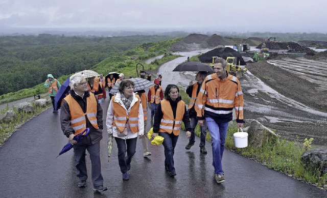 Deponieleiter Matthias Ebel (rechts) f... &#8222;Energieberg&#8220; Eichelbuck.  | Foto: Kunz