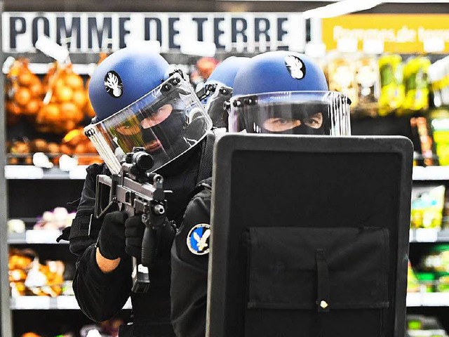 Vorne Polizei, hinten  Kartoffeln: ein...em Supermarkt im Sdwesten Frankreichs  | Foto: AFP