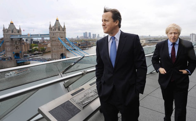 Distanziert ber den Dchern Londons &... (l.) und Boris Johnson im Jahr 2012.   | Foto: AFP