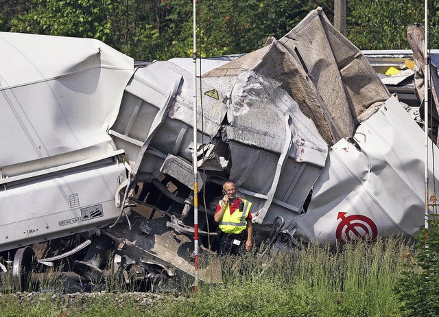 Die Zge wurden bei dem Zusammenprall vllig demoliert.   | Foto: dpa