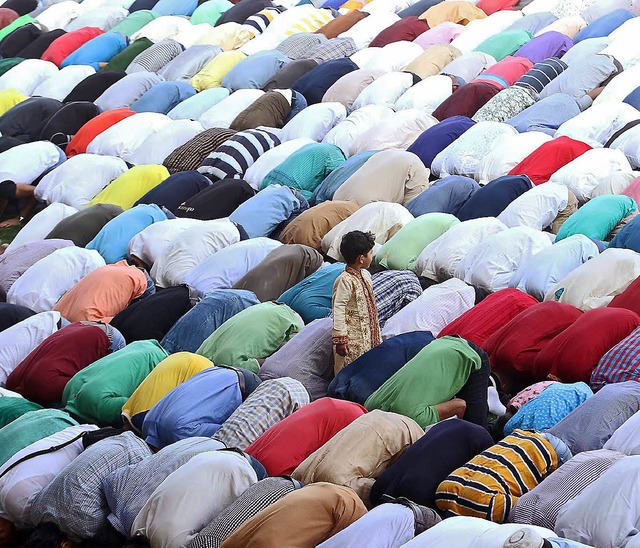 Whrend des Ramadans wird auch sehr viel gebetet.   | Foto: dpa