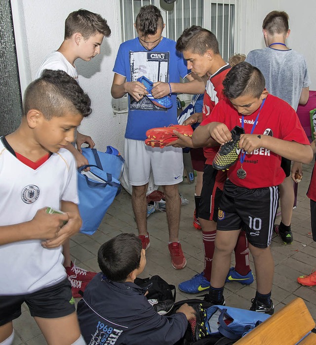 Fussballturnier mit Schlern und Flch...ar fr die Jugendlichen ein Erlebnis.   | Foto: Olaf Michel