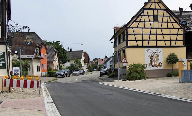 Bis zum Gasthaus Ochsen (links) ist di...stck  bis zum Ortsausgang Ost dran.    | Foto: Olaf Michel