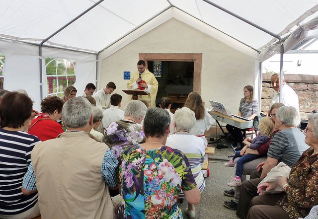 An den Eingang zur Kapelle war ein Zel...or eventuellem Regen geschtzt waren.   | Foto: D Fink