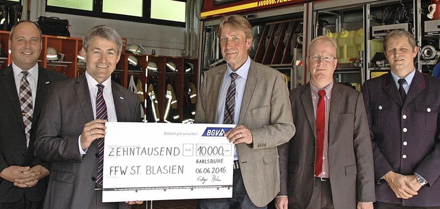 Vertreter des BGV bergaben eine Spend... Feuerwehrkommandanten Frank Bercher.   | Foto: Christiane Sahli