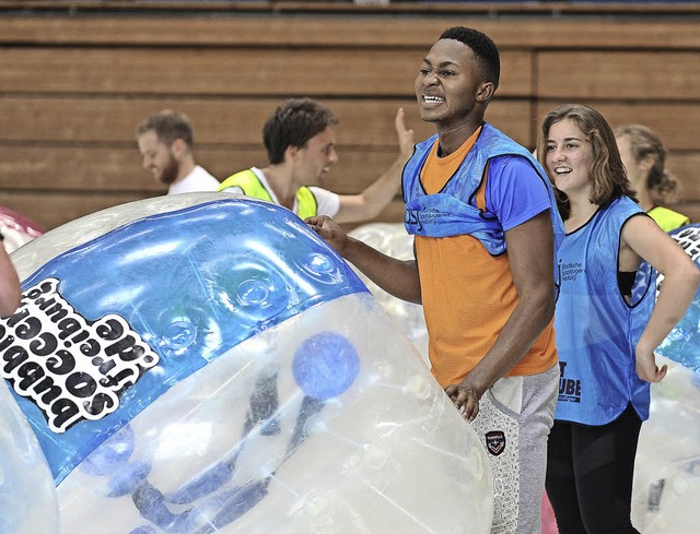 Bubble-Soccer, Fuball in einer Art Pl...begeisterte alle beim Mischmasch-Cup.   | Foto: Joachim Keller
