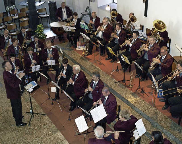 Der Musikverein Hauingen unter Leitung...er Nikolauskirche viele Leckerbissen.   | Foto: Paul Schleer