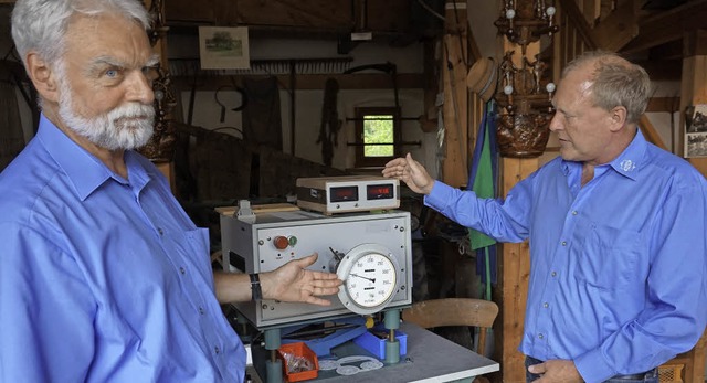 August Wangler  und  Ingo Bsch fhren in March in die Welt der Tachometer ein.   | Foto: Julius Steckmeister