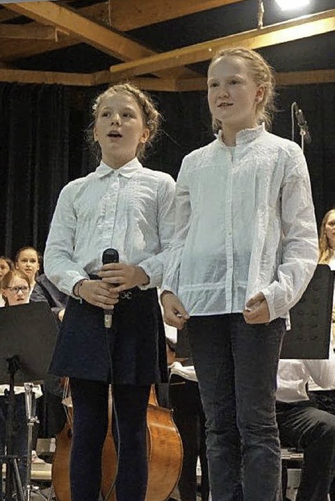 Als Solistinnen in dem Musical &#8222;...Julia Hildmann (links) und Elina Römer  | Foto: Anne Freyer