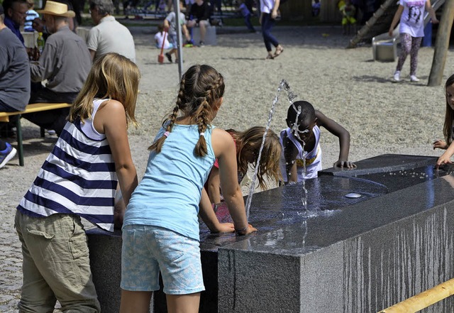 Die bei Kindern fraglos beliebteste At...rk ist der steinerne Wasserspieltisch.  | Foto: Seller