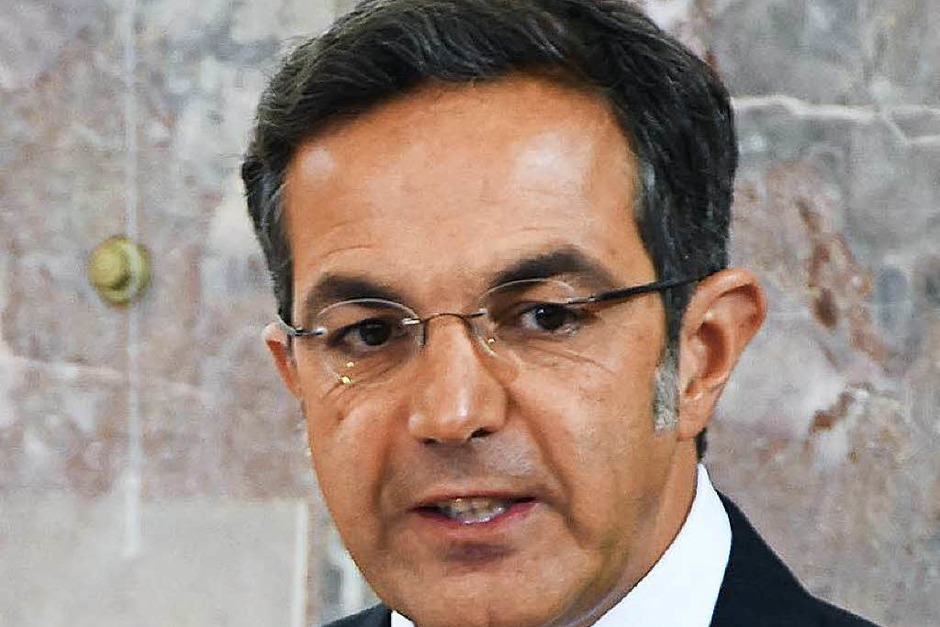 Navid Kermani: FÜR den deutsch-iranischen Autor spricht, dass er sich für den Dialog zwischen den Kulturen und Religionen einsetzt. GEGEN Kermani spricht, dass ein Muslim als Bundespräsident angefeindet würde. (Foto: dpa) Navid Kermani: FÜR den deutsch-iranischen Autor spricht, dass er sich für den Dialog zwischen den Kulturen und Religionen einsetzt. GEGEN Kermani spricht, dass ein Muslim als Bundespräsident angefeindet würde. (Foto: dpa)