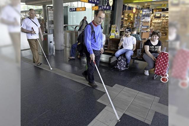 Das Leitsystem fr Blinde am Freiburger Hauptbahnhof hat Lcken