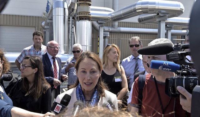 Ministerin Sgolne Royal (Mitte) auf dem Gelnde des neuen Geothermiekraftwerks  | Foto: AFP