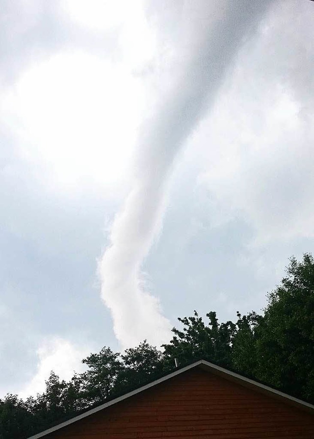 Ein seltenes Bild: Tornado ber Hamburg.  | Foto: dpa