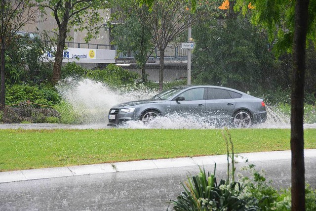 Ein Auto fhrt durch den Schlaufenkrei...Wasser gut zehn Zentimeter hoch steht.  | Foto: Hannes Lauber
