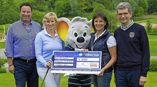 Charity Golfcup in Tutschfelden: von l...laus Pfannkuch bei der Scheckbergabe.  | Foto: Europa-Park