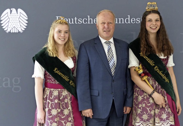 Die Kirschenhoheiten Maike Schillinger...dB Peter Wei im Deutschen Bundestag.   | Foto: Frank Zwiener