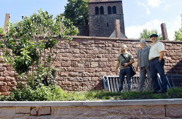 Vor der sanierten Mauer (von links): D...der, Trude Sommer und  Stefan Saecker   | Foto: Heidi Fssel