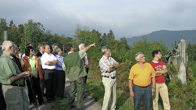 Dass 2006 die Folgen des Sturms  Lotha...eiter Michael Heid bei einer Begehung.  | Foto: ARCHIV: wolfgang beck