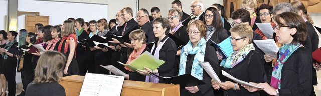 Auftritt des evangelischen Gospelchors...igentin Gabriele von Oppen am Klavier.  | Foto: Eva Korinth
