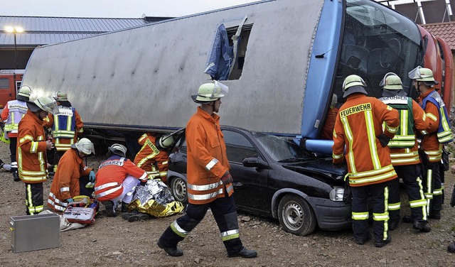 Bei einer  bung, bei der ein Bus auf ...arbeit mit dem Rettungsdienst geprobt.  | Foto: Martin Wunderle