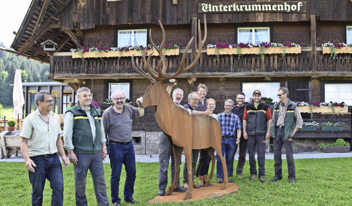 Mehr als drei Meter gro ist die Hirsc...im Hochschwarzwald aufmerksam macht.    | Foto: Evamarie Kurfess