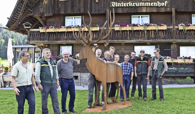 Mehr als drei Meter gro ist die Hirsc...im Hochschwarzwald aufmerksam macht.    | Foto: Evamarie Kurfess