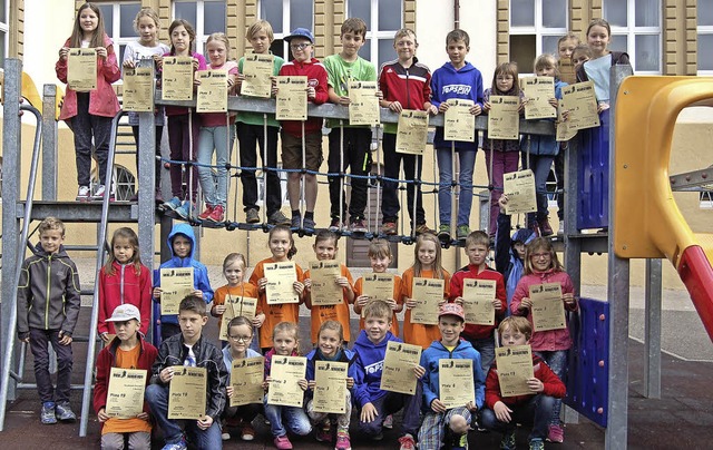 Die erfolgreichen Teilnehmer am Minimarathon freuen sich ber ihre Urkunden.   | Foto: Claudia Renk