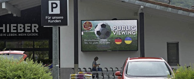 Der  groe Bildschirm ist da und wirbt...t der Parkplatzzu- und -abfahrt kme.   | Foto: Markus Maier