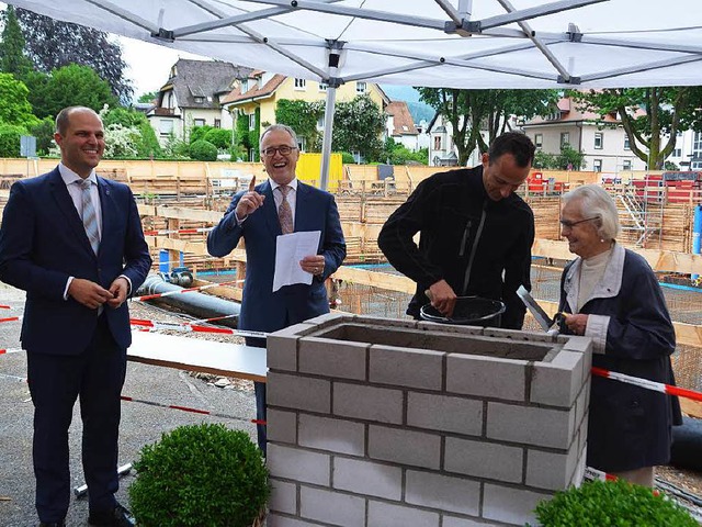 Gisela Sick und Polier Marcus Brauer l...ihnen Architekt Hirth und OB Gtzmann.  | Foto: Sylvia Sredniawa