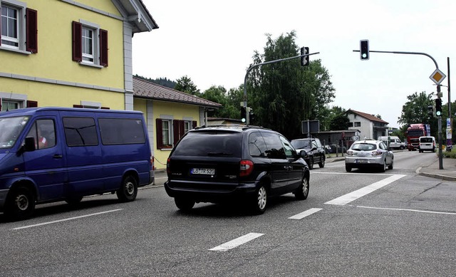 Zirka 13000 Fahrzeuge jeder Art rausch...urchschnittlichen Tag am Dorf vorbei.   | Foto: Bertsch/fabry