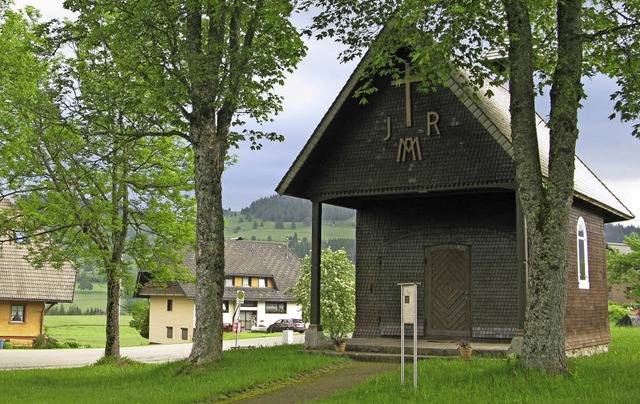 Die zwei Ahornbume vor der Kapelle in...tehende Eschen sollen entfernt werden.  | Foto: Ulrike Spiegelhalter