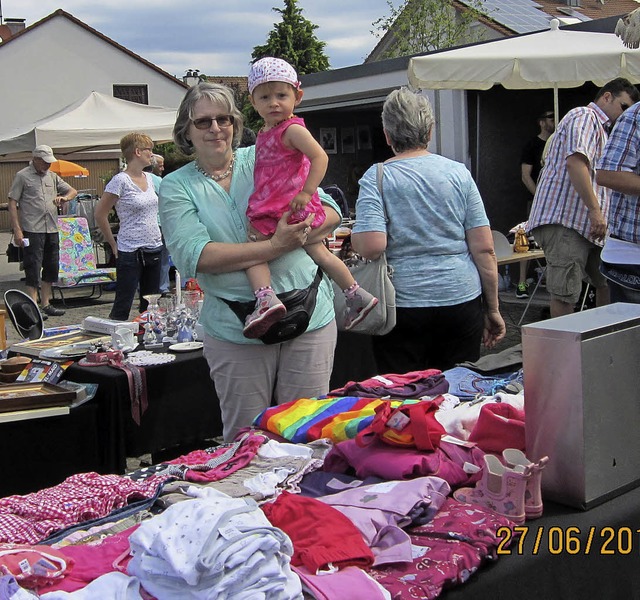 Das Bild zeigt den Flohmarkt im Eimeld... Ereignis fr  Anwohner wie Besucher.   | Foto: Brunkow