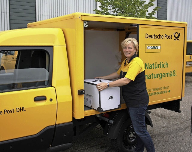 Tanja Kohl beim Beladen ihres Streetsc... des Zustellsttzpunktes Rheinfelden.   | Foto: Deutsche Post