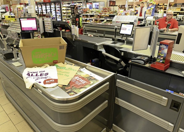 Derzeit hat der Rewe-Markt an der Tull...aufgebraucht sind, ist Schluss damit.   | Foto: Ingo Schneider