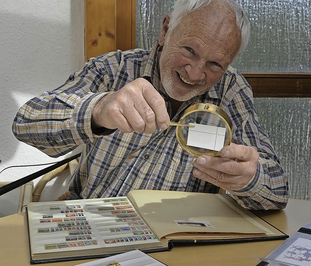 Philatelist mit Lupe und Pinzette: Henry Fellhauer   | Foto: Hrvoje Miloslavic