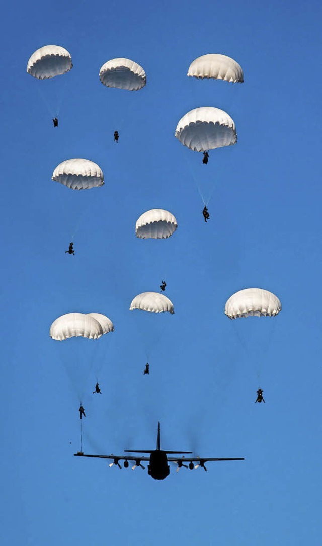 Mehr als 31000 Soldaten sind an dem ak...t, darunter tausende Fallschirmjger.   | Foto: DPA