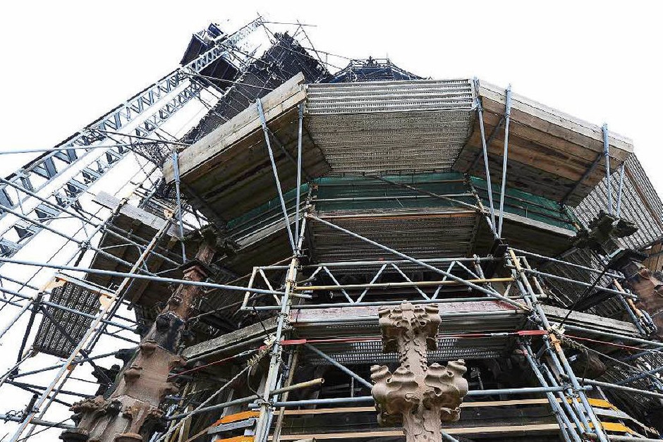 Seit zehn Jahren verdeckt ein Gerüst den Münsterturmhelm: Bis Ende August wird es bis auf 82 Meter Höhe zurückgebaut. (Foto: Ingo Schneider) Seit zehn Jahren verdeckt ein Gerüst den Münsterturmhelm: Bis Ende August wird es bis auf 82 Meter Höhe zurückgebaut. (Foto: Ingo Schneider)